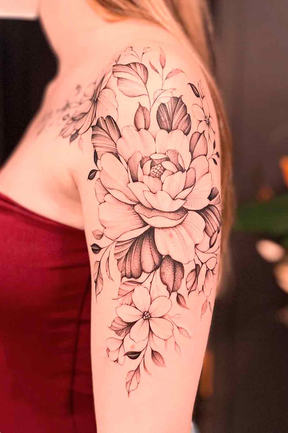 Tatuagem-feminina-delicada-no-braco-de-flores 