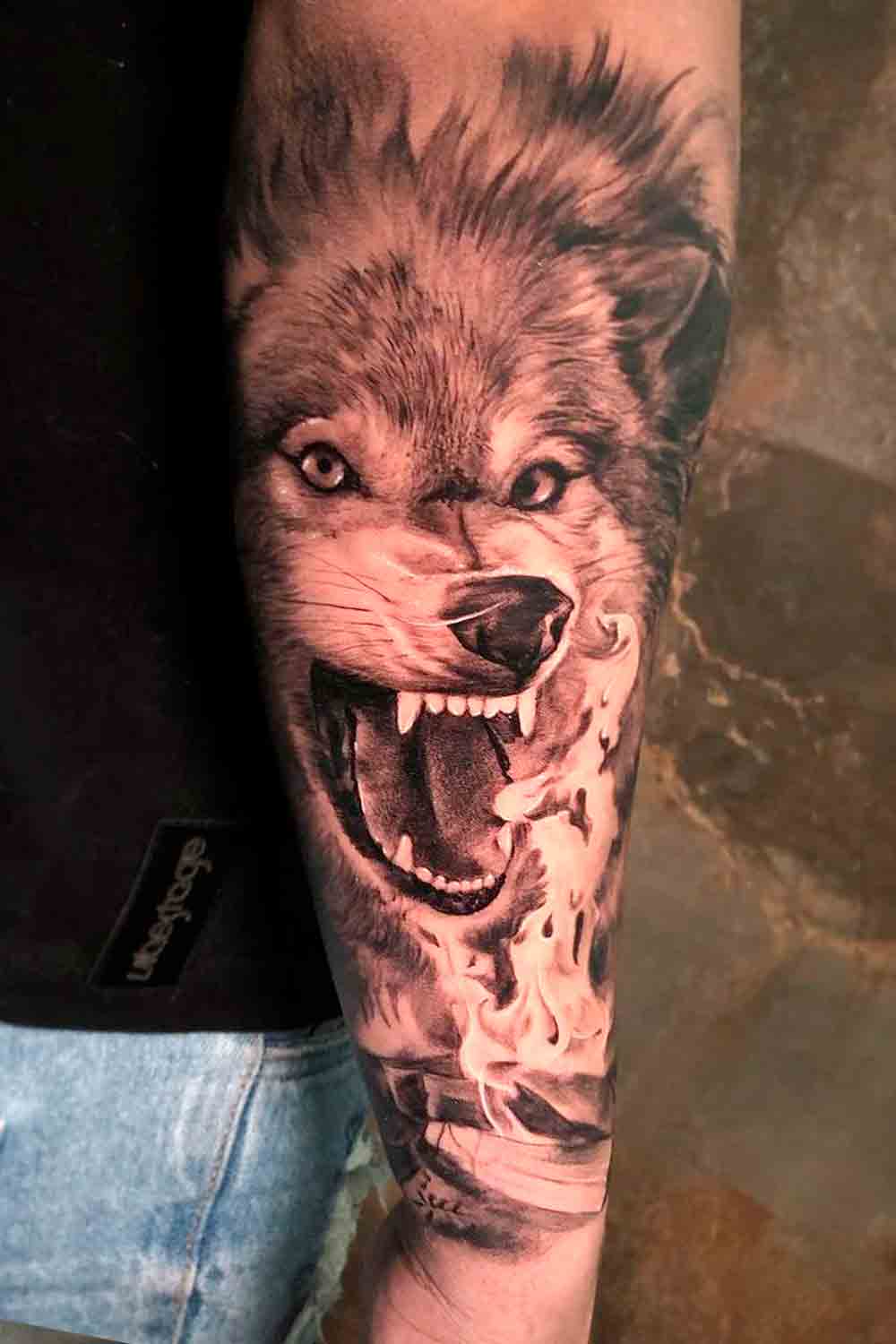 Tatuagem-no-braco-masculina-de-lobo-1 
