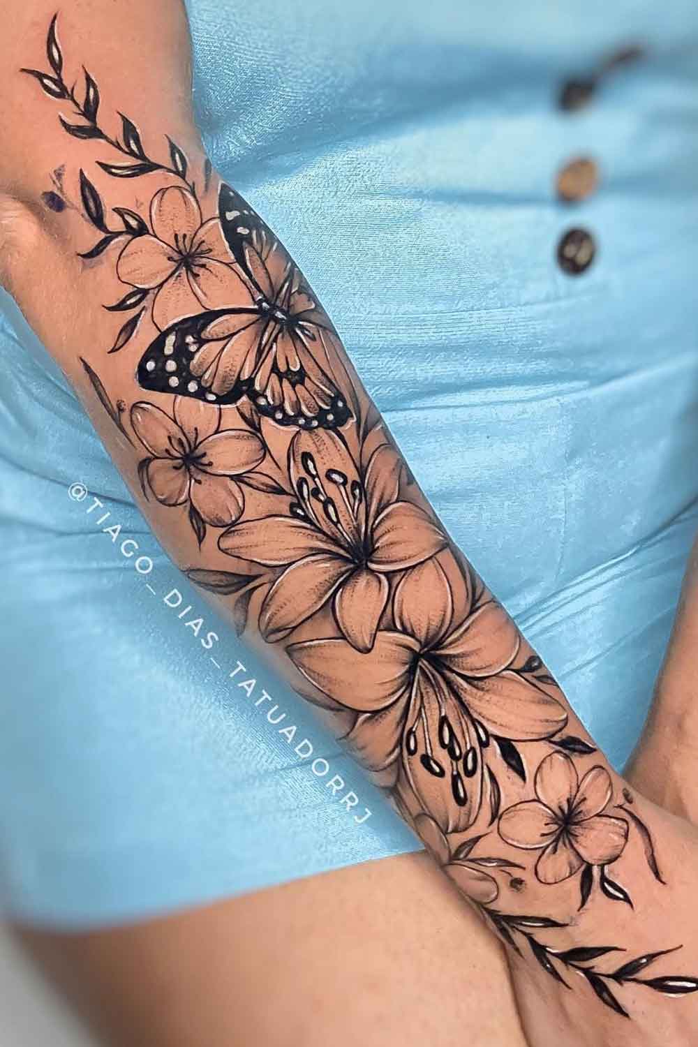 tatuagem-floral-com-borboleta-no-antebraco 