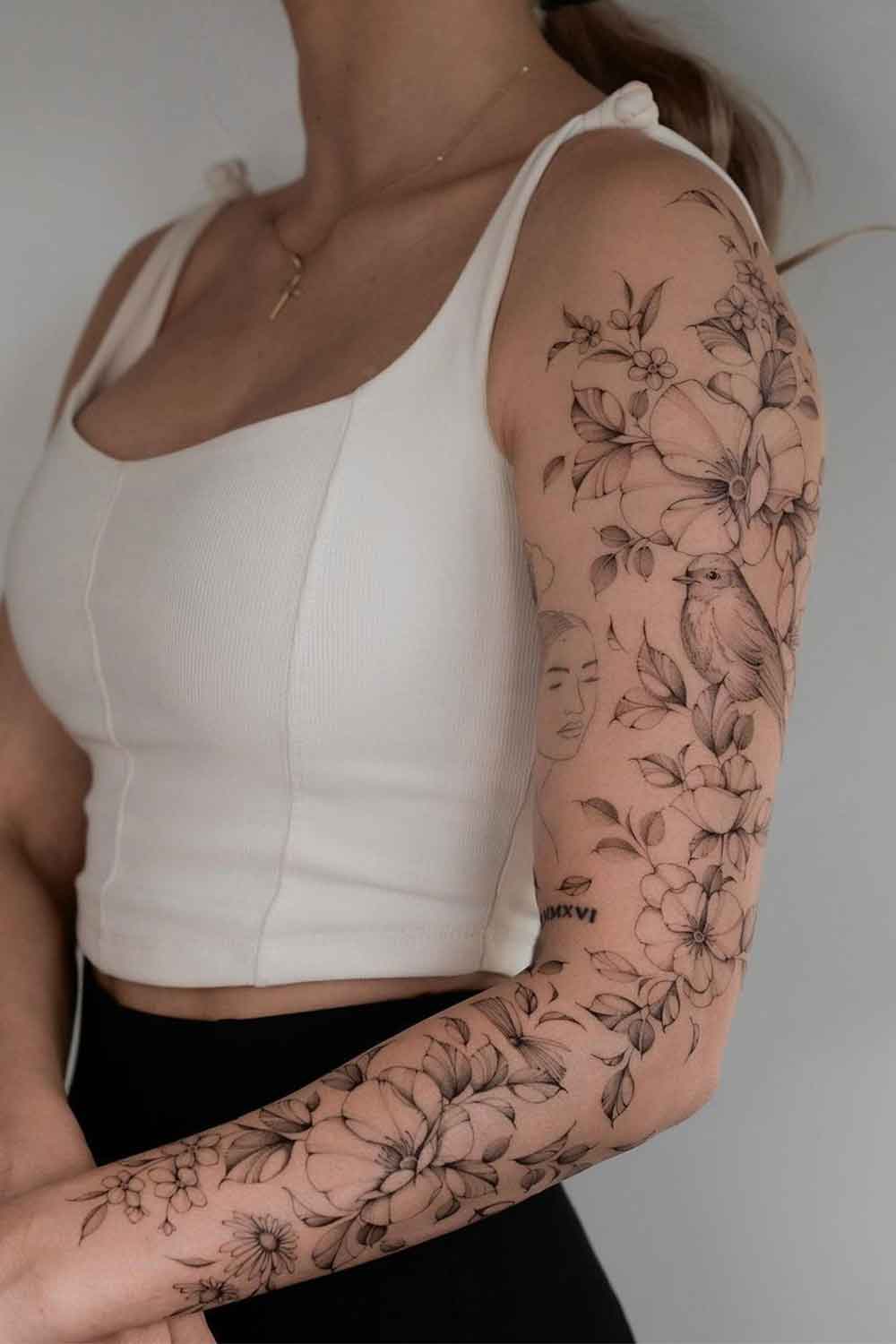 braco-fechado-de-tatuagens-florais 