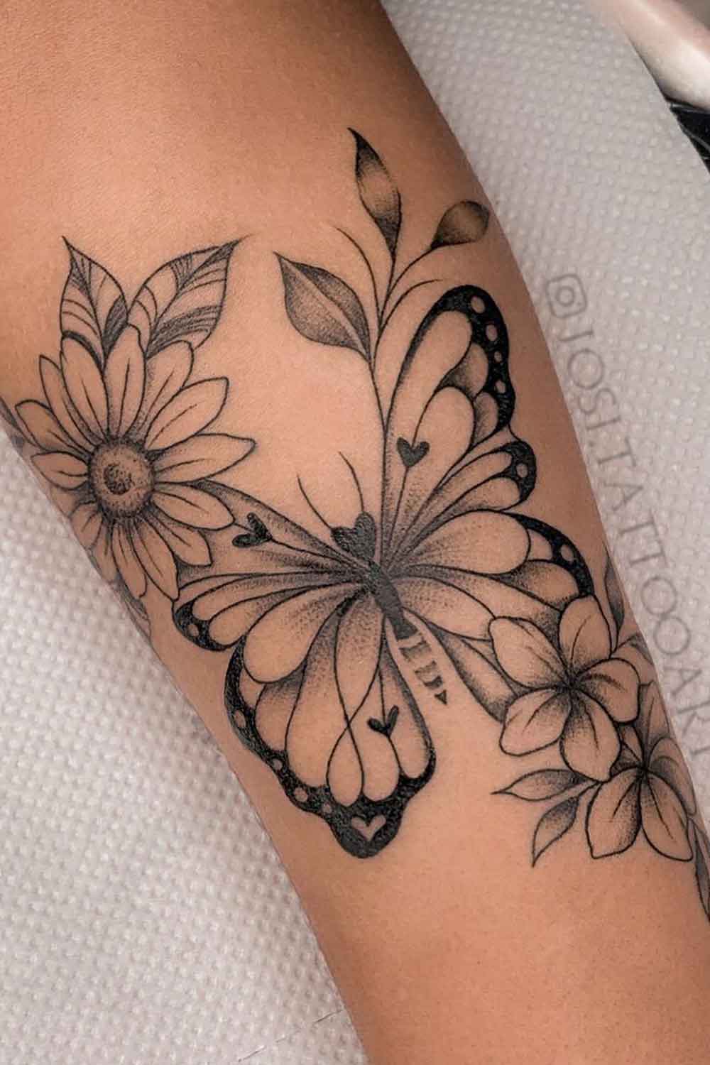 tatuage-de-borboleta-com-flores-2023 