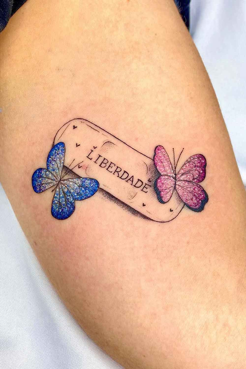 tatuagem-de-borboleta-com-curativo-escrito-liberdade 