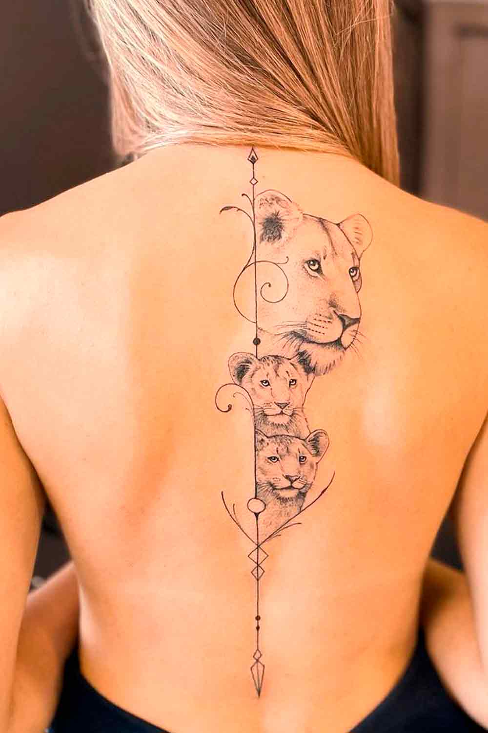 tatuagem-de-leoa-nas-costas 