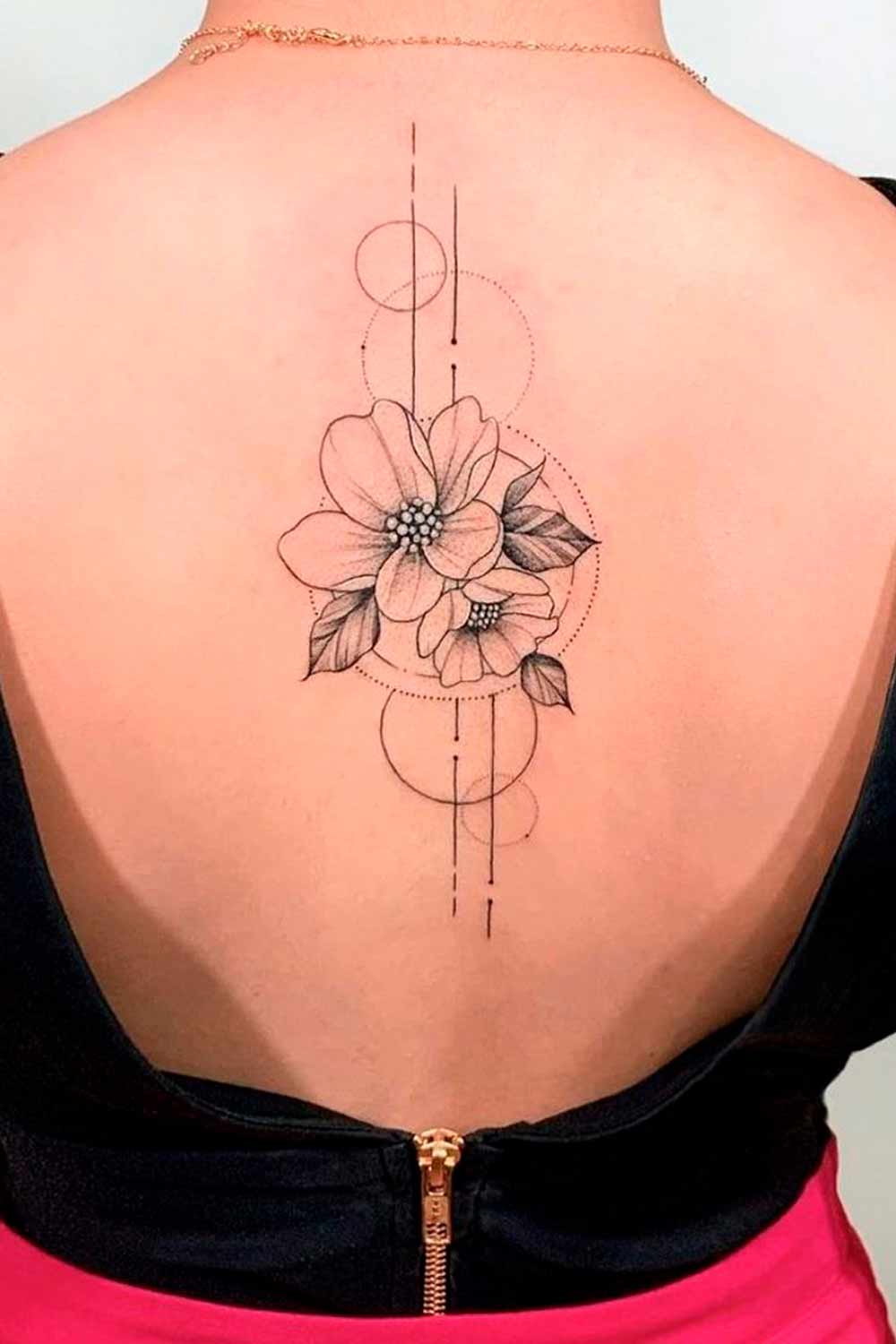 tatuagem-feminina-nas-costas-de-flor 