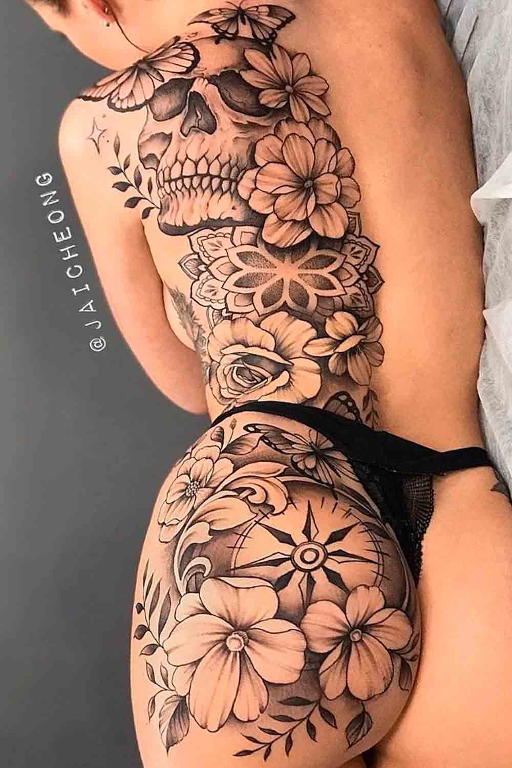 tatuagem-feminina-nas-costas 
