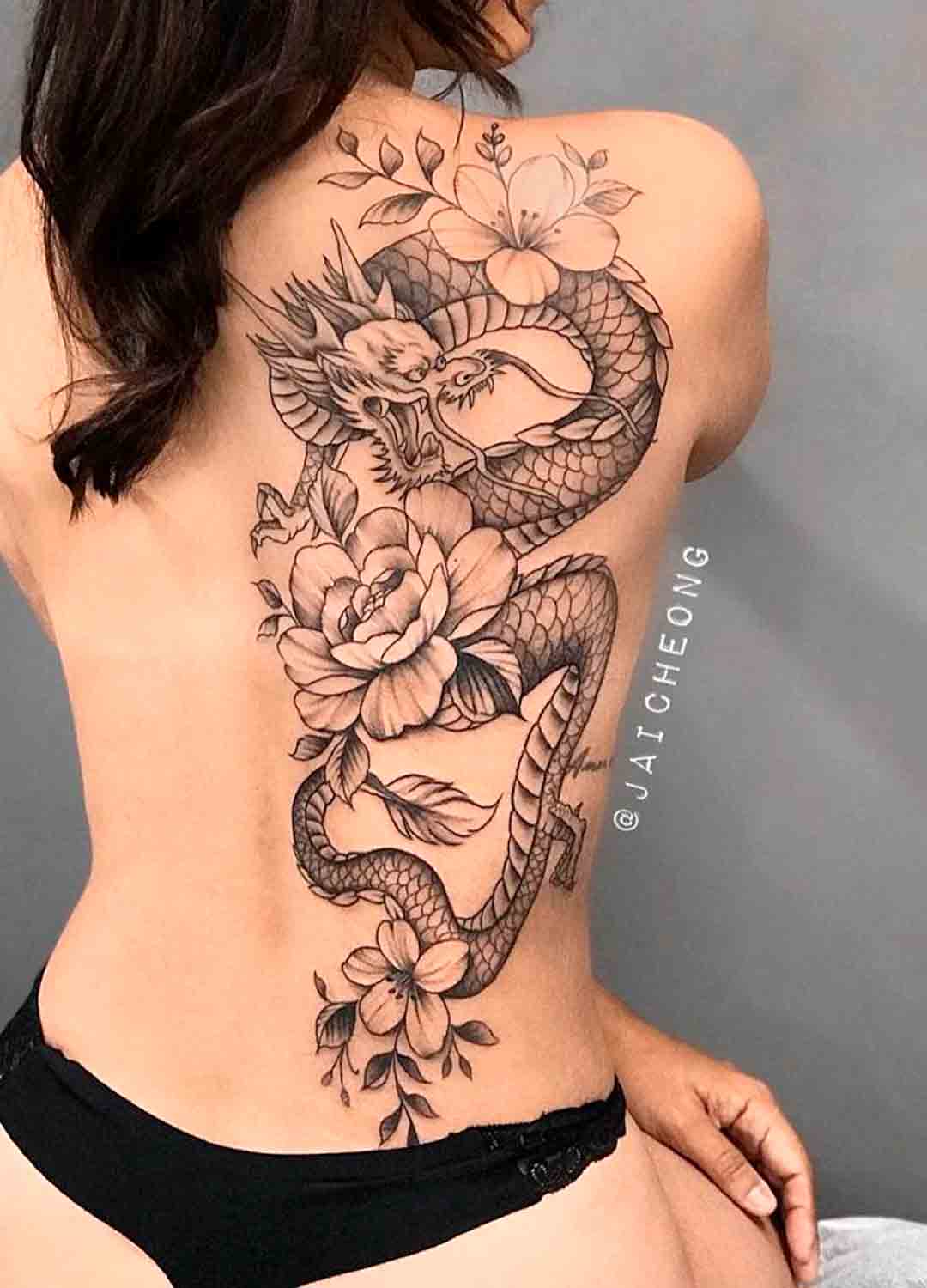 tatuagem-nas-costas-feminina-de-dragao 