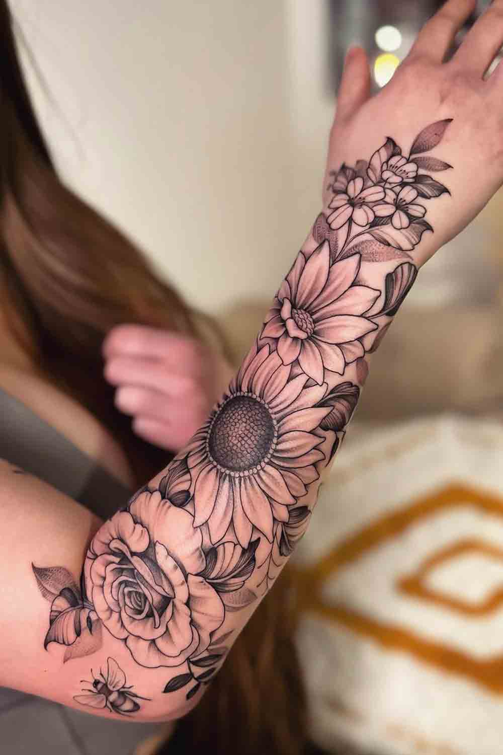 tatuagem-feminina-no-antebraco-de-girassol-e-flores 