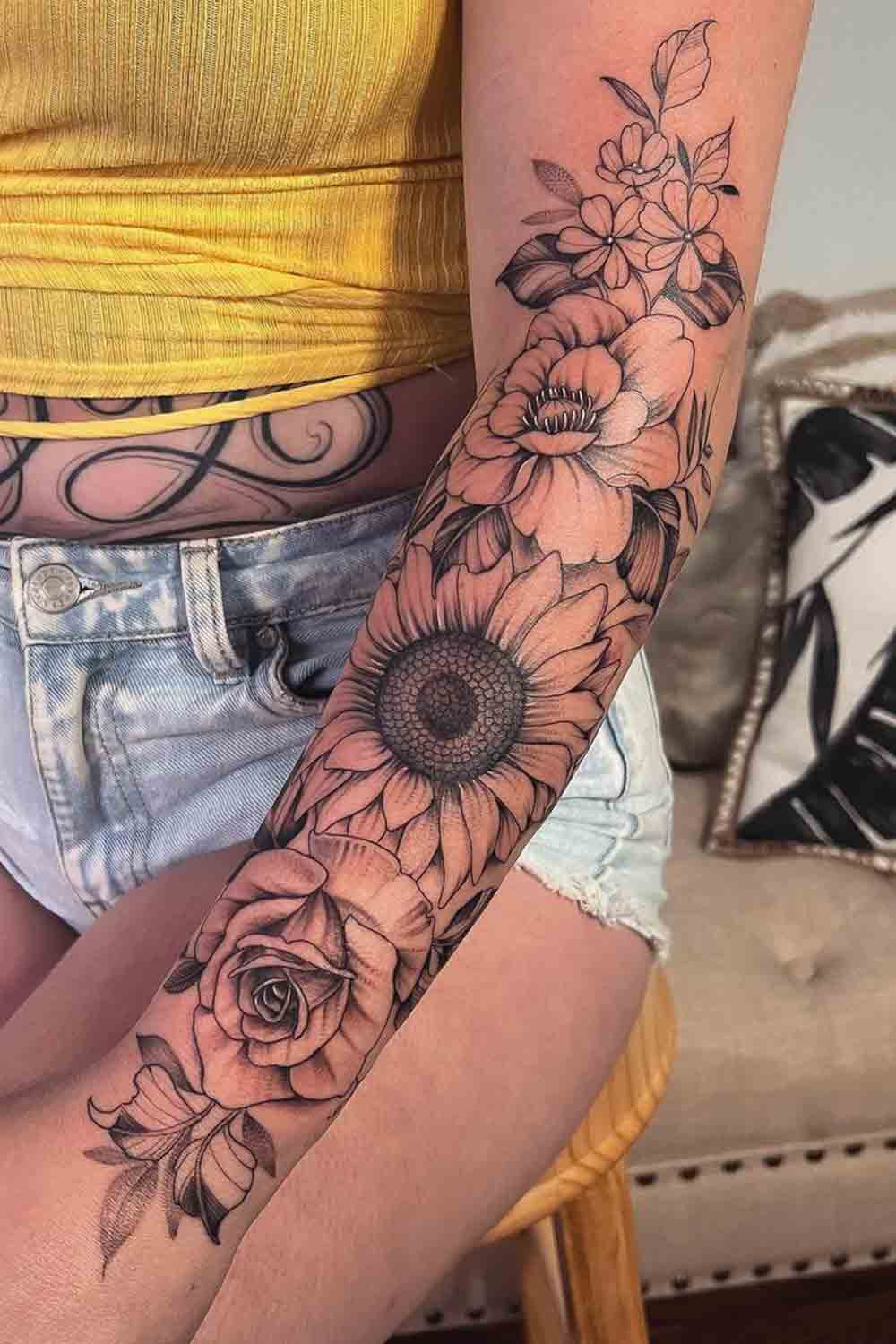 tatuagem-feminina-no-braco-de-girassol-e-flores 