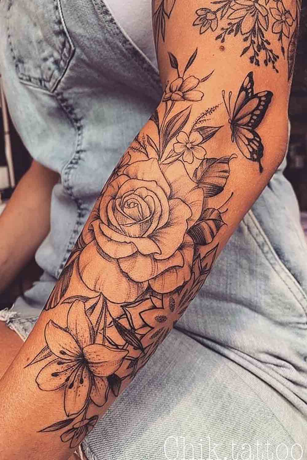 tatuagem-feminina-no-braco-de-rosa-com-borboletas 
