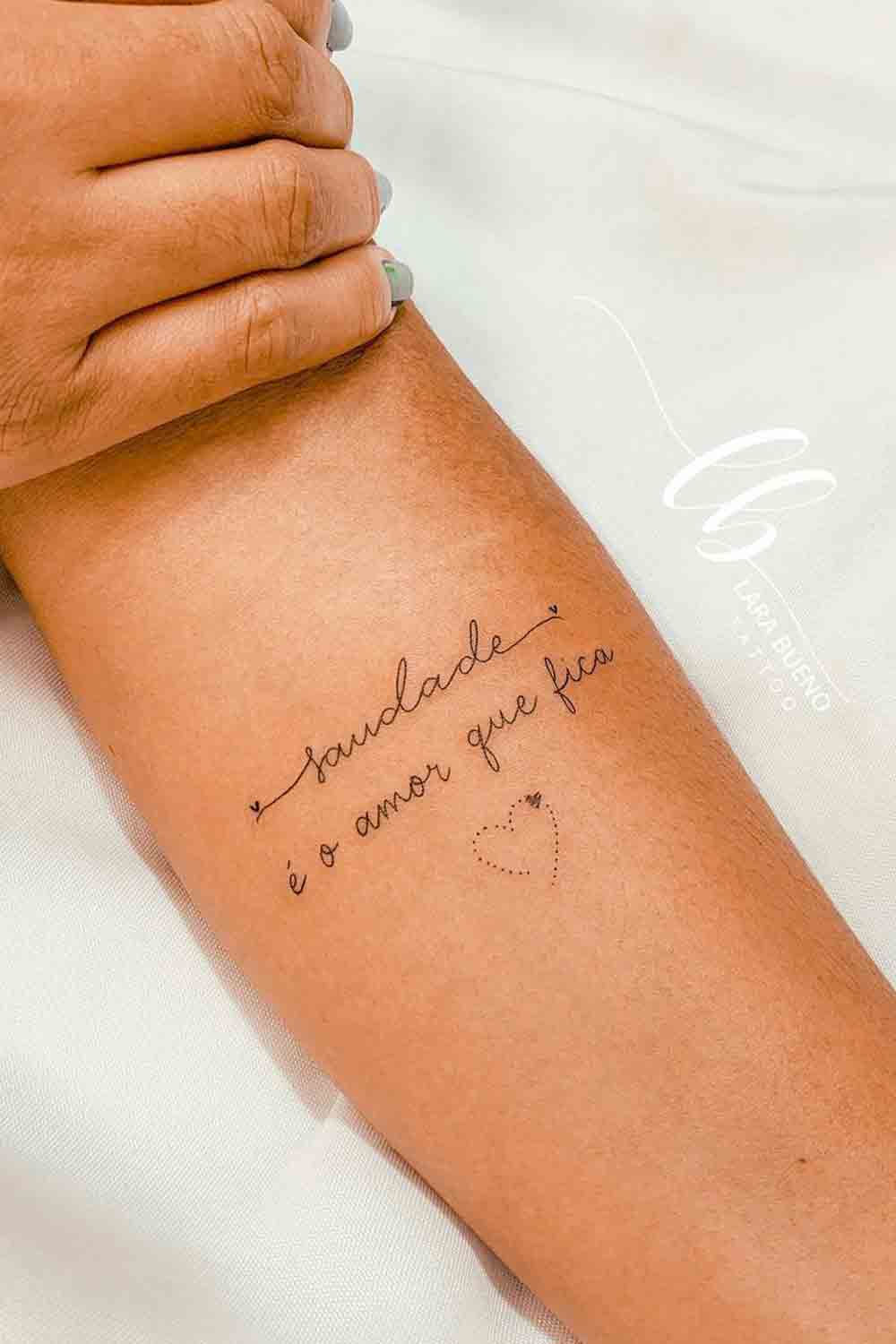 tatuagem-feminina-no-braco-escrita-saudade-e-o-amor-que-fica 