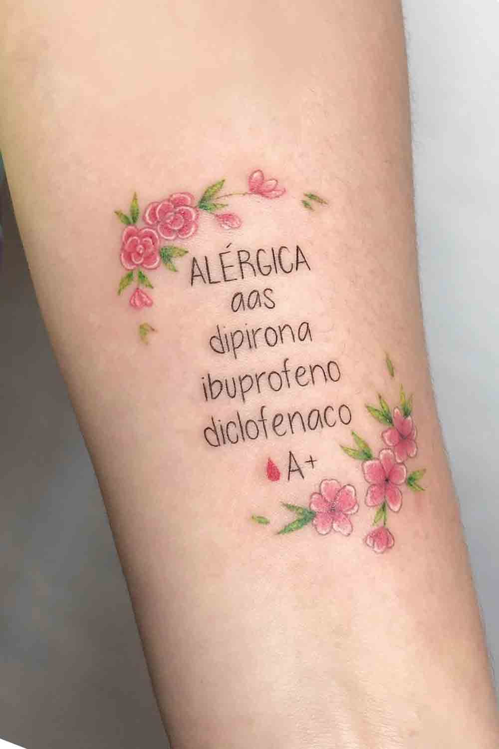 tatuagem-feminina-no-braco-escrito-alergica 