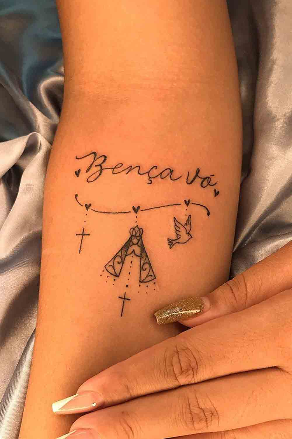 tatuagem-feminina-no-braco-escrito-benca-vo 