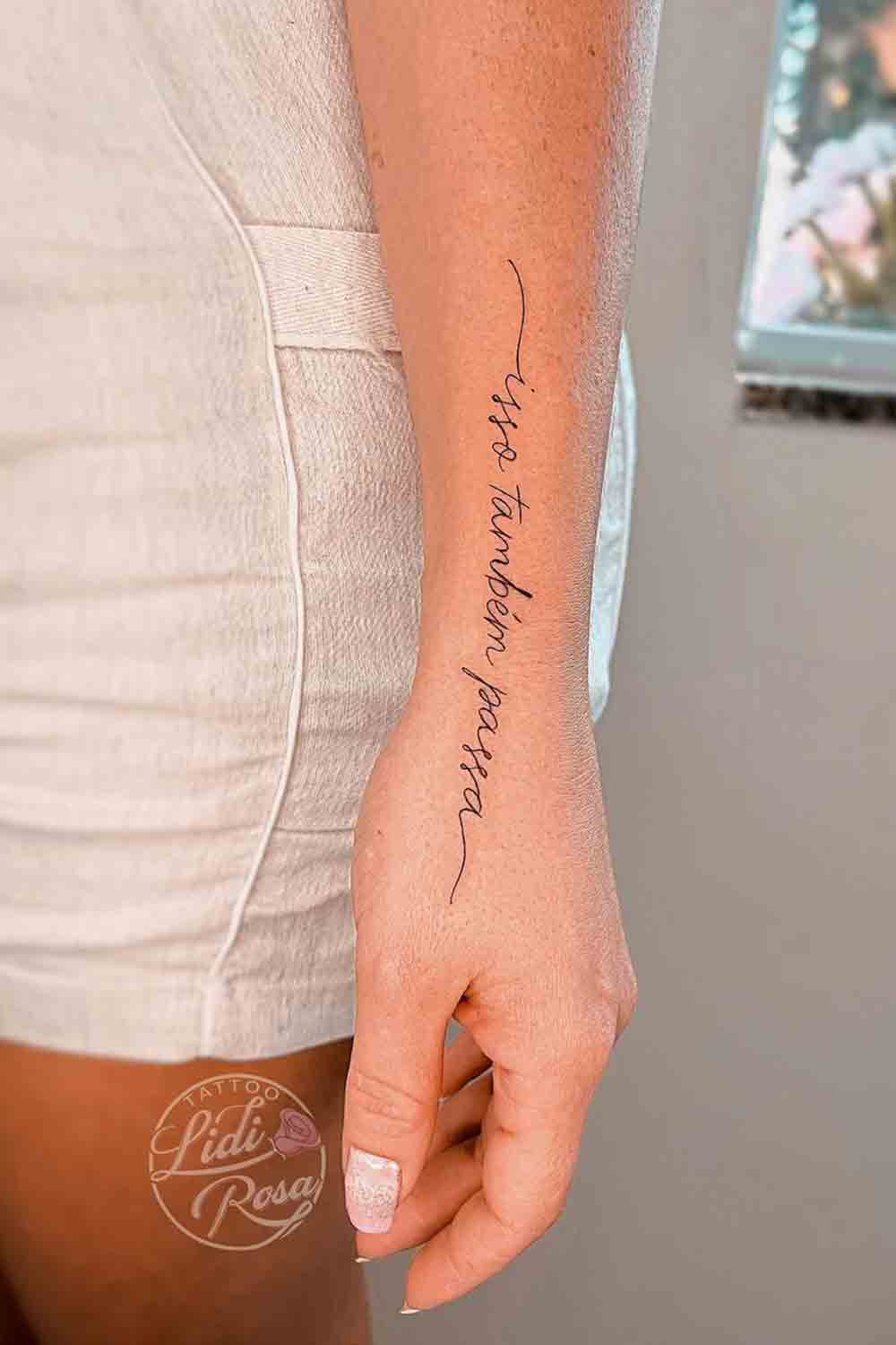 tatuagem-feminina-no-braco-escrito-isso-tambem-passa 