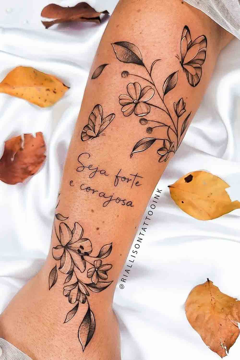 tatuagem-feminina-no-braco-escrito-seja-forte-e-corajosa-com-flores-e-borboletas 