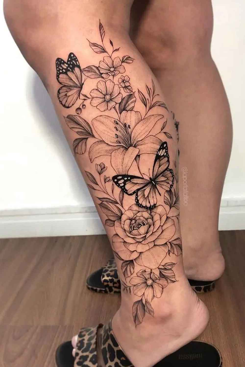 tatuagem-feminina-na-perna-floral-com-borboleta 